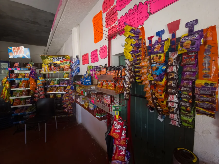 Dulces y botanas típicos en La Michoacana San Dionisio del Mar — surtido de snacks y golosinas del Istmo de Tehuantepec, Oaxaca
