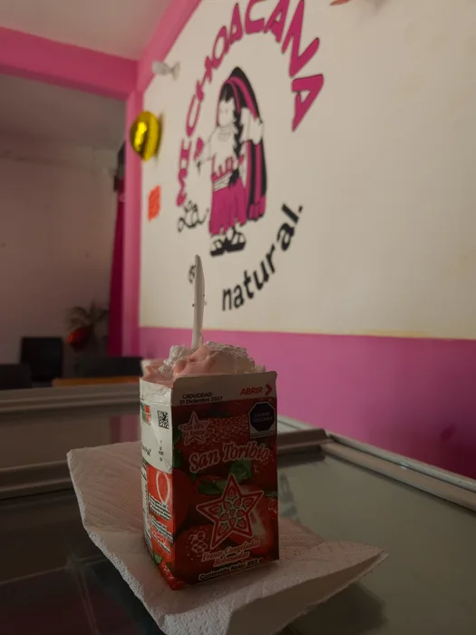 Cajita San Toribio de fresas con nieve en La Michoacana San Dionisio del Mar — fresas con crema del Istmo de Tehuantepec, Oaxaca