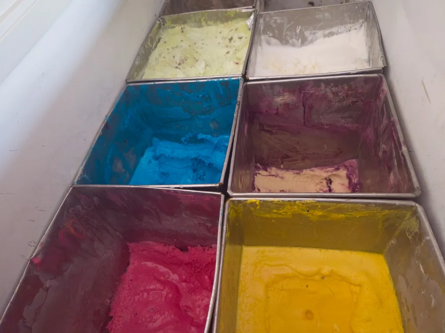 Charolas de nieves artesanales de colores en La Michoacana San Dionisio del Mar — helados del Istmo de Tehuantepec, Oaxaca