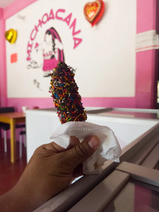 Chocobanana paleta de plátano con chocolate y sprinkles en La Michoacana San Dionisio del Mar, Oaxaca
