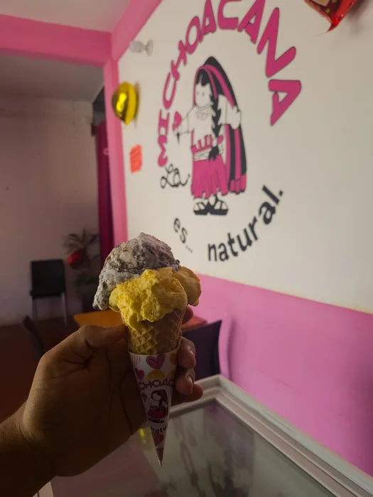 Cono de nieve artesanal con dos sabores en La Michoacana San Dionisio del Mar, Oaxaca
