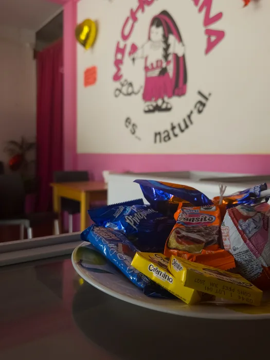 Dulces y chocolates de La Michoacana San Dionisio del Mar — ofrendas tradicionales del Xandú, Día de Muertos zapoteca del Istmo de Tehuantepec