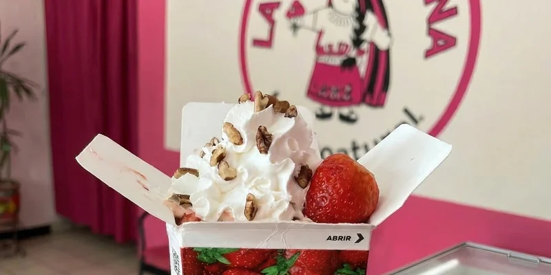 Fresas con crema de La Michoacana San Dionisio del Mar — postre favorito servido en el Istmo de Tehuantepec, Oaxaca