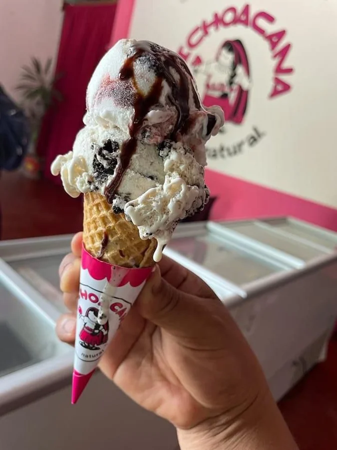 Helado artesanal en cono waffle de La Michoacana San Dionisio del Mar, Oaxaca — el mejor helado del Istmo de Tehuantepec