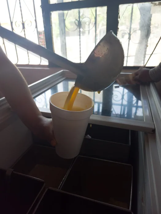 Horchata artesanal siendo servida con cucharón en La Michoacana San Dionisio del Mar — agua fresca del Istmo de Tehuantepec, Oaxaca