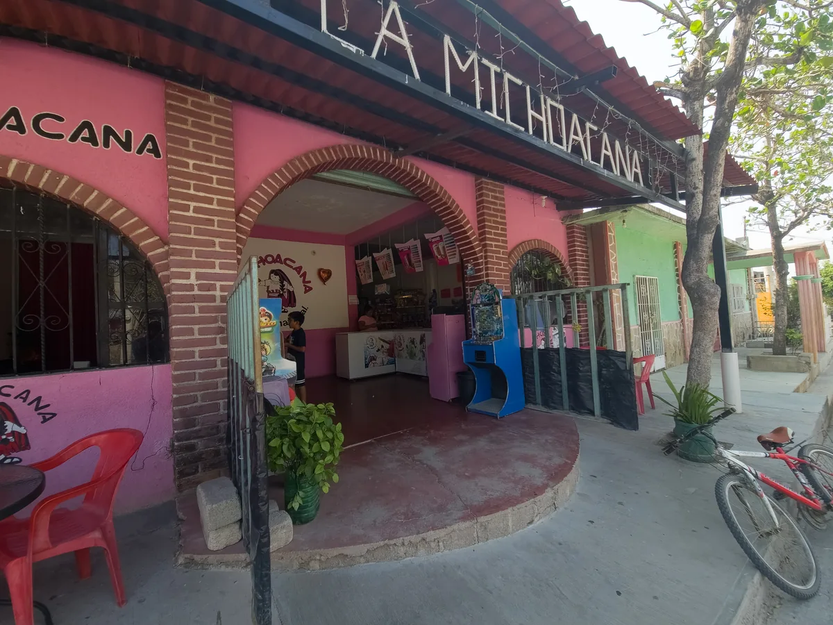 Local La Michoacana San Dionisio del Mar visto desde la calle — heladería artesanal en el Istmo de Tehuantepec, Oaxaca