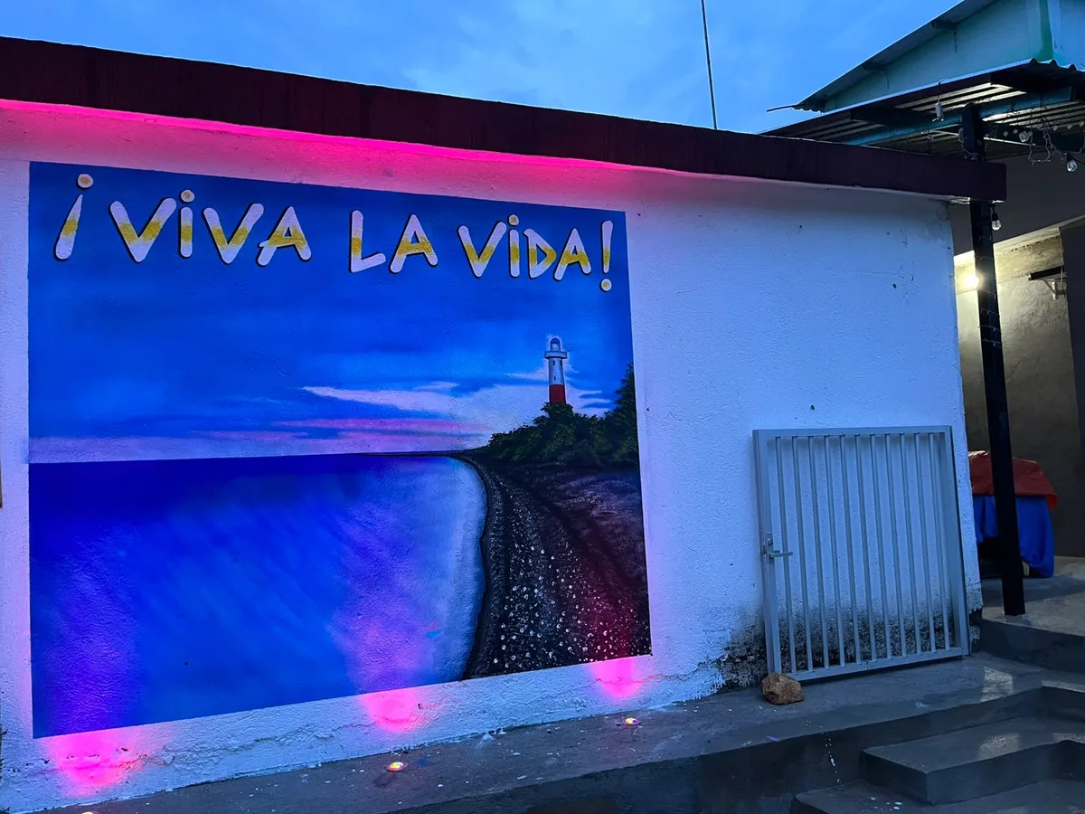 Mural artístico ¡Viva la Vida! con faro y mar en La Michoacana San Dionisio del Mar Oaxaca — arte local del Istmo de Tehuantepec