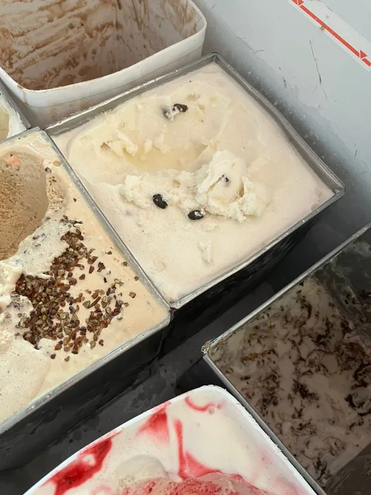 Nieves artesanales en charolas de La Michoacana San Dionisio del Mar — la respuesta al calor extremo del Istmo de Tehuantepec, Oaxaca