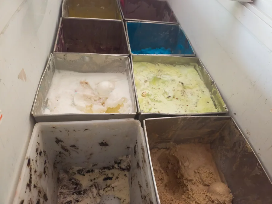 Charolas de nieves artesanales con sabores variados en La Michoacana San Dionisio del Mar, Oaxaca