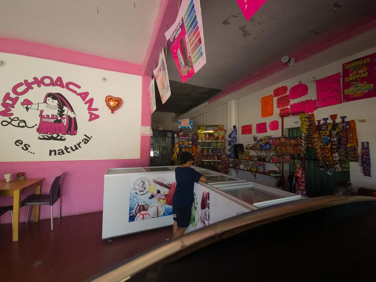 Niño eligiendo helado frente al congelador en La Michoacana San Dionisio del Mar, Oaxaca — Día del Niño 2026