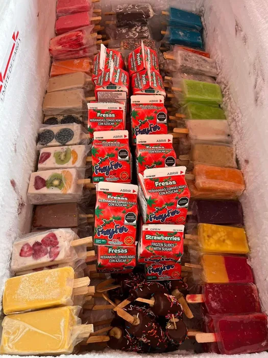 Especialidades congeladas de La Michoacana San Dionisio del Mar — chocobananas, yogurt congelado, bolis y danoninos del Istmo de Tehuantepec Oaxaca