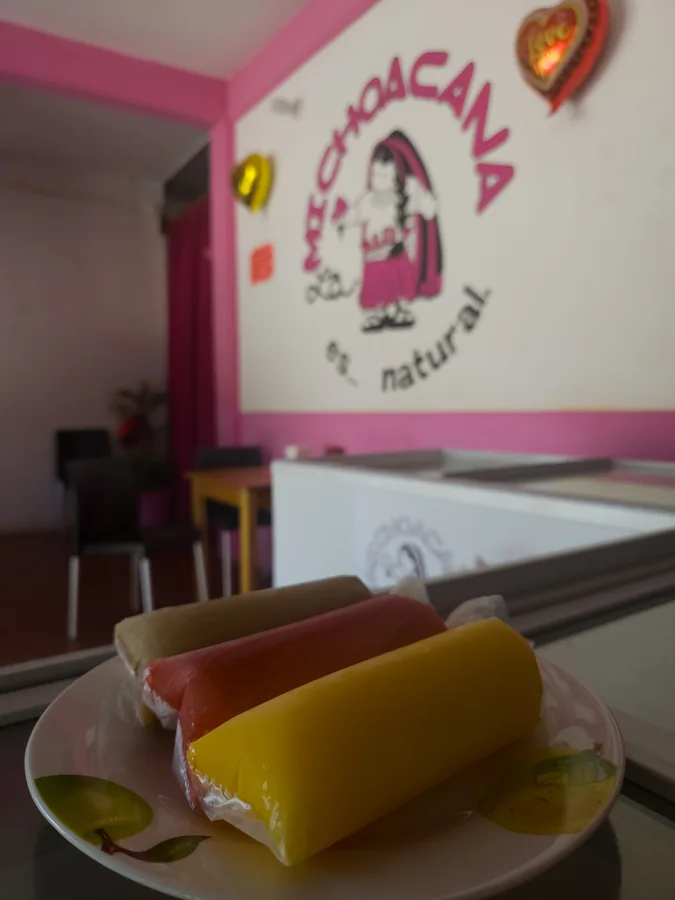 Paletas artesanales de varios sabores — sandía, tamarindo y mango — en La Michoacana San Dionisio del Mar