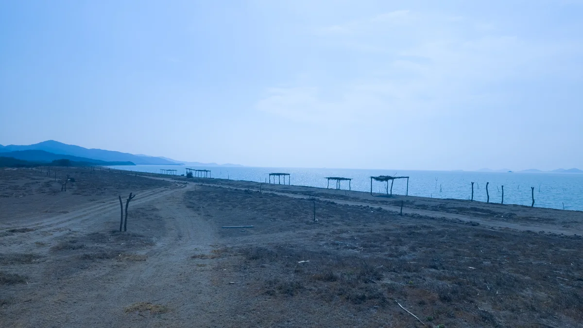 Playa de la Laguna Superior en el Istmo de Tehuantepec, Oaxaca — enramadas y vista al Mar Muerto