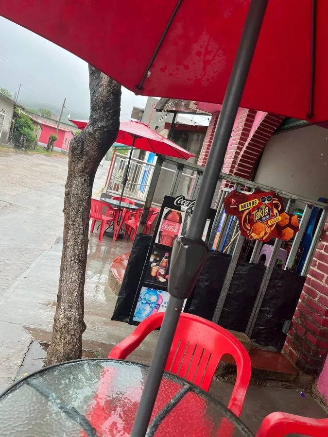 Terraza exterior de La Michoacana San Dionisio del Mar, Oaxaca — punto de encuentro al regresar de las playas del Istmo de Tehuantepec