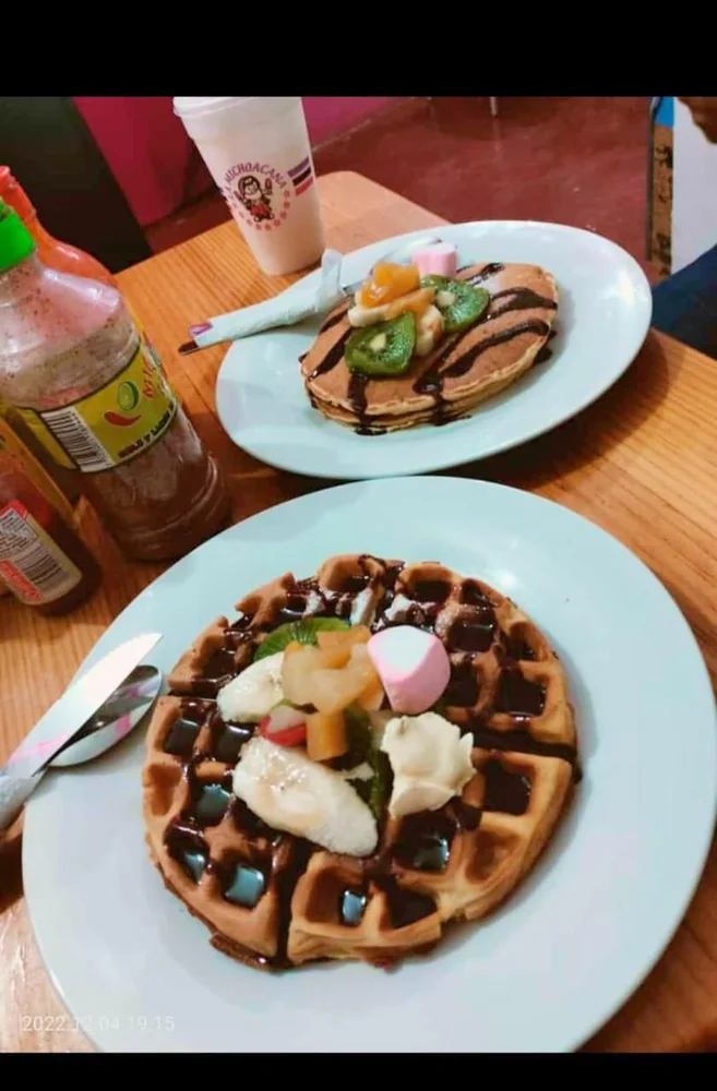 Waffles y hot cakes de La Michoacana San Dionisio del Mar Oaxaca con frutas y chocolate — postres artesanales del Istmo de Tehuantepec