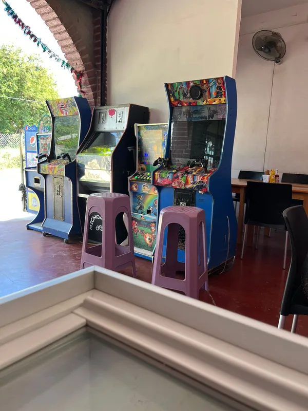Zona de juegos arcade de La Michoacana San Dionisio del Mar para niños — el plan perfecto de Semana Santa en el Istmo de Tehuantepec